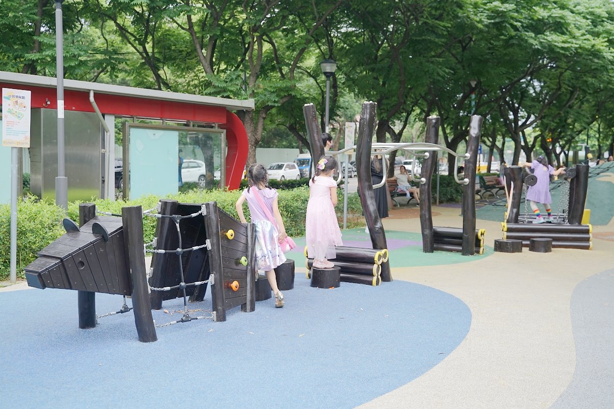 【內壢兒童遊戲場推薦】內壢親子館旁親子公園 綜合兒童挑戰遊具 常樂公園