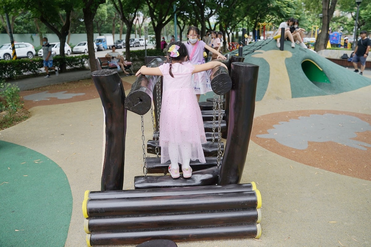 【內壢兒童遊戲場推薦】內壢親子館旁親子公園 綜合兒童挑戰遊具 常樂公園