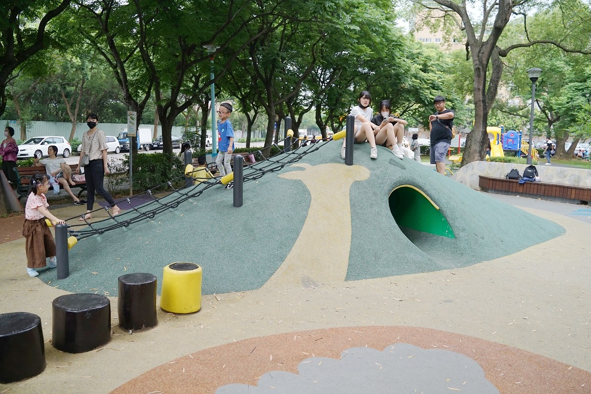 【內壢兒童遊戲場推薦】內壢親子館旁親子公園 綜合兒童挑戰遊具 常樂公園