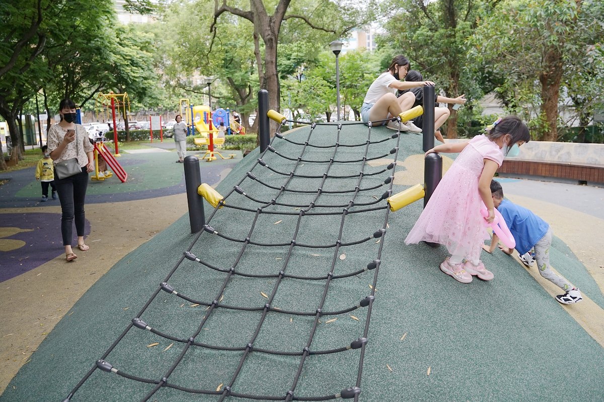【內壢兒童遊戲場推薦】內壢親子館旁親子公園 綜合兒童挑戰遊具 常樂公園