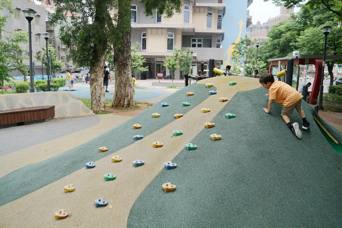 【內壢兒童遊戲場推薦】內壢親子館旁親子公園 綜合兒童挑戰遊具 常樂公園