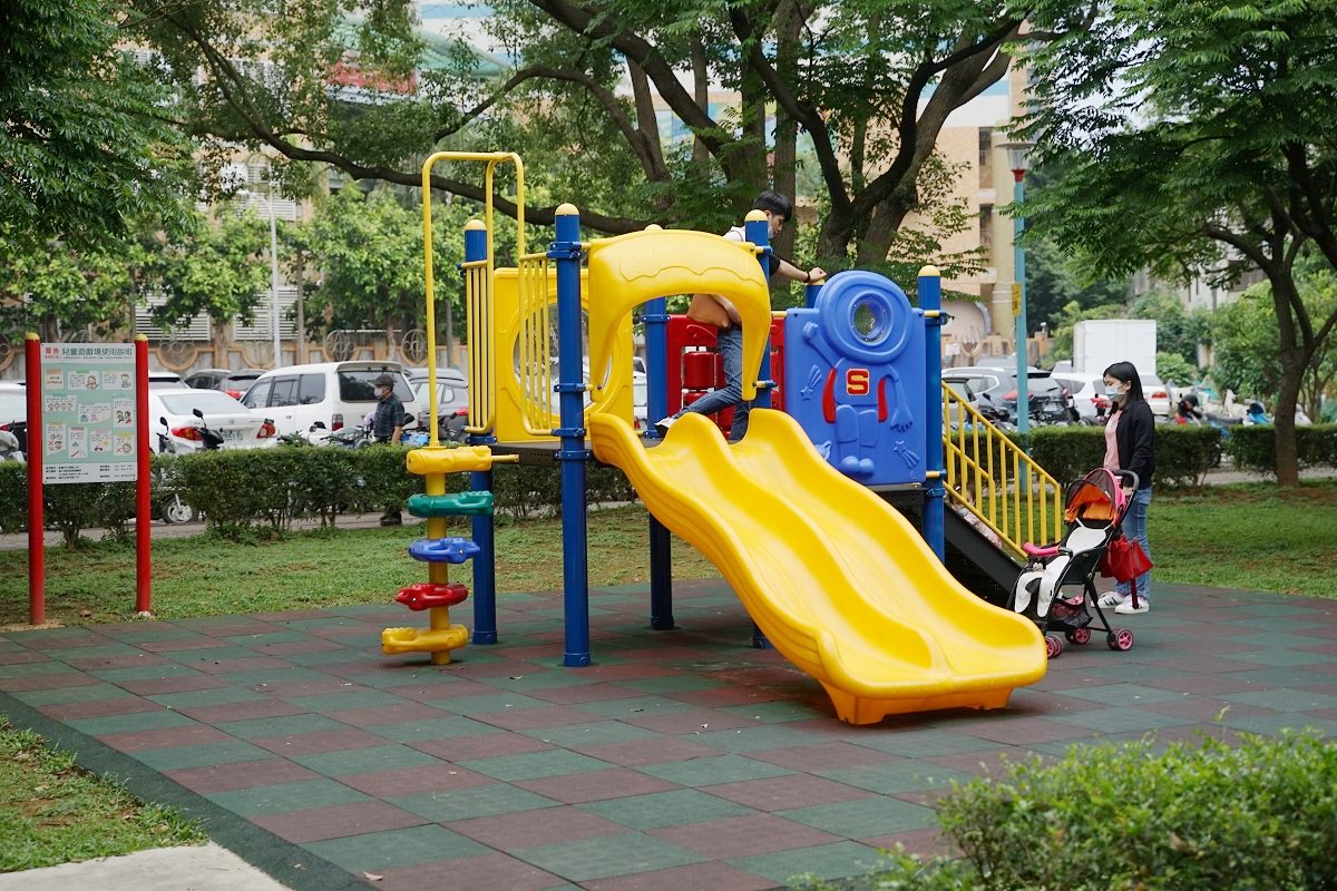 【內壢兒童遊戲場推薦】內壢親子館旁親子公園 綜合兒童挑戰遊具 常樂公園