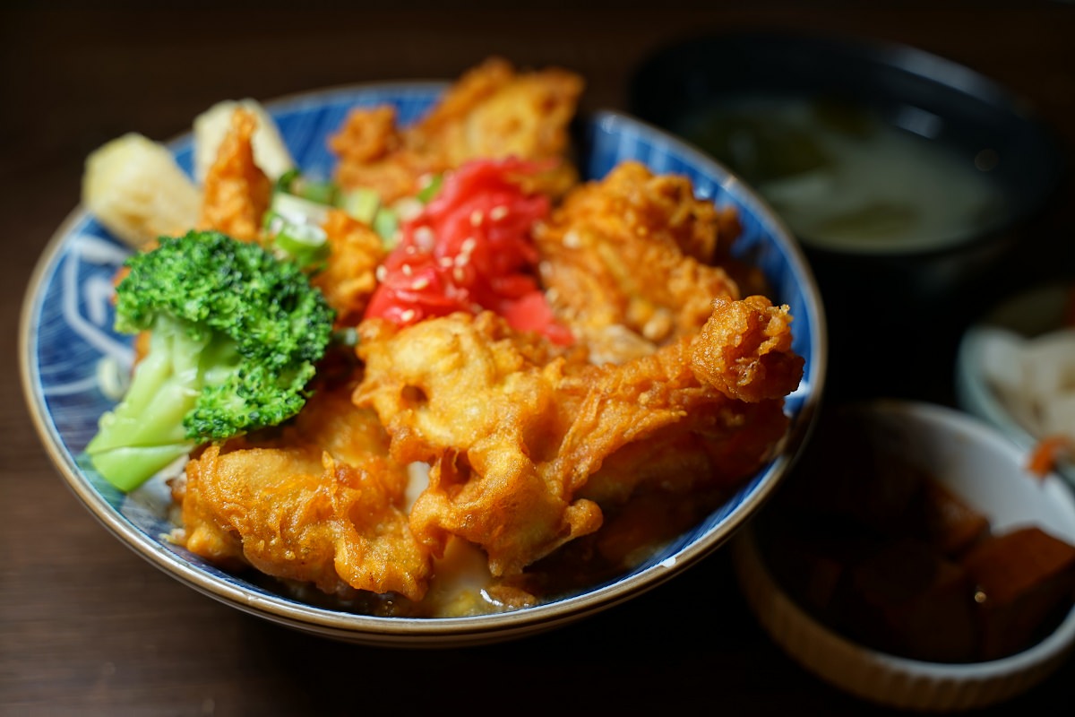 【內壢寵物餐廳推薦】內壢咖哩飯好選擇 寵物友善內建可愛貓咪房 添飯Woo
