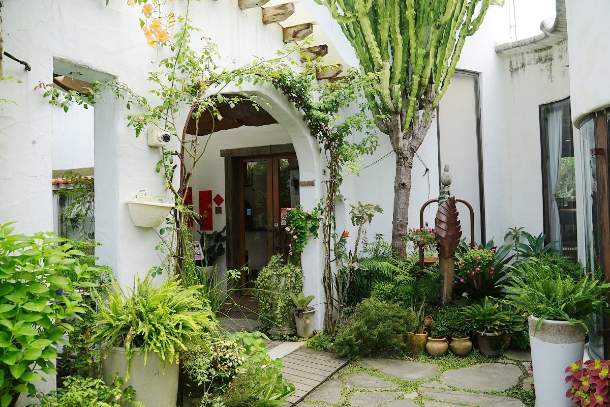 【彰化田尾景觀餐廳推薦】綠色植物海白色城堡建築 田尾地中海風格咖啡館 田尾綠海咖啡館