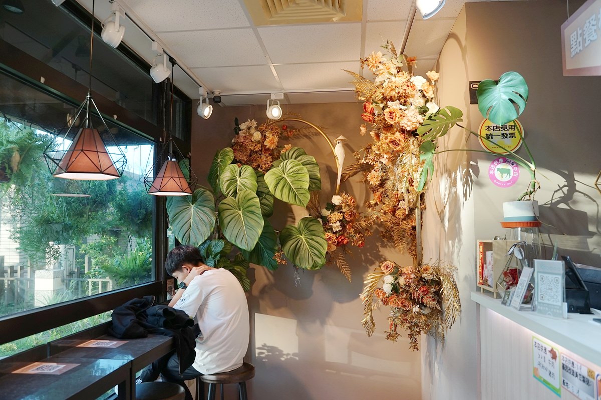 【青埔越南料理推薦】森林系用餐環境免費停車 美味必點越南鮮肉河粉/彩虹蛋糕 青埔越啡越南美食植物咖啡館