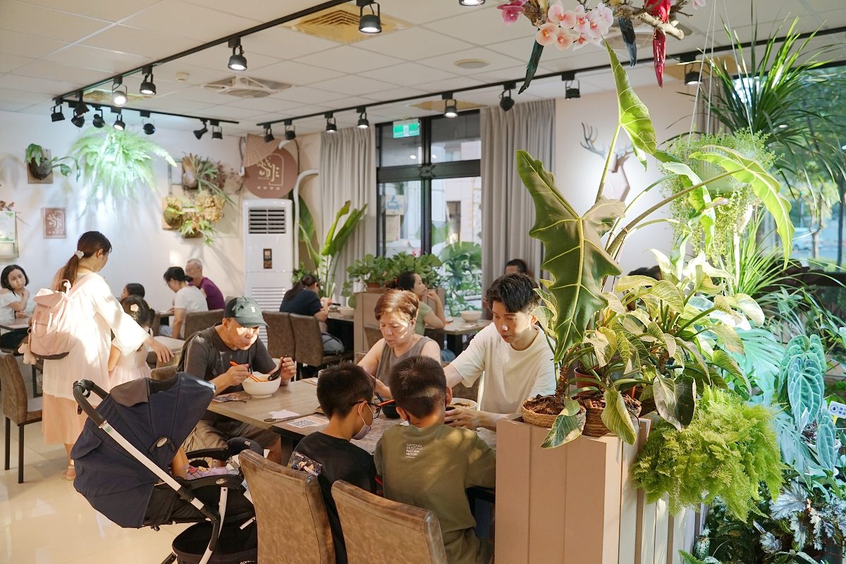 【青埔越南料理推薦】森林系用餐環境免費停車 美味必點越南鮮肉河粉/彩虹蛋糕 青埔越啡越南美食植物咖啡館