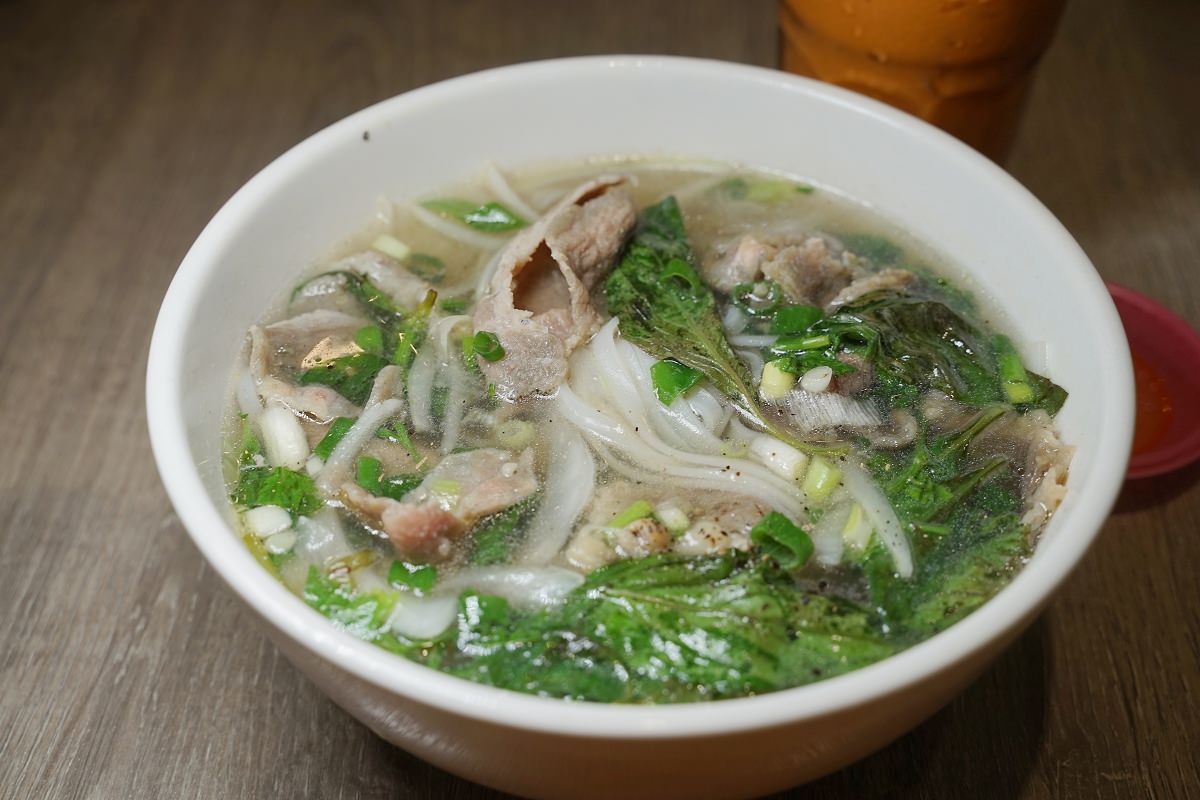 【青埔越南料理推薦】森林系用餐環境免費停車 美味必點越南鮮肉河粉/彩虹蛋糕 青埔越啡越南美食植物咖啡館