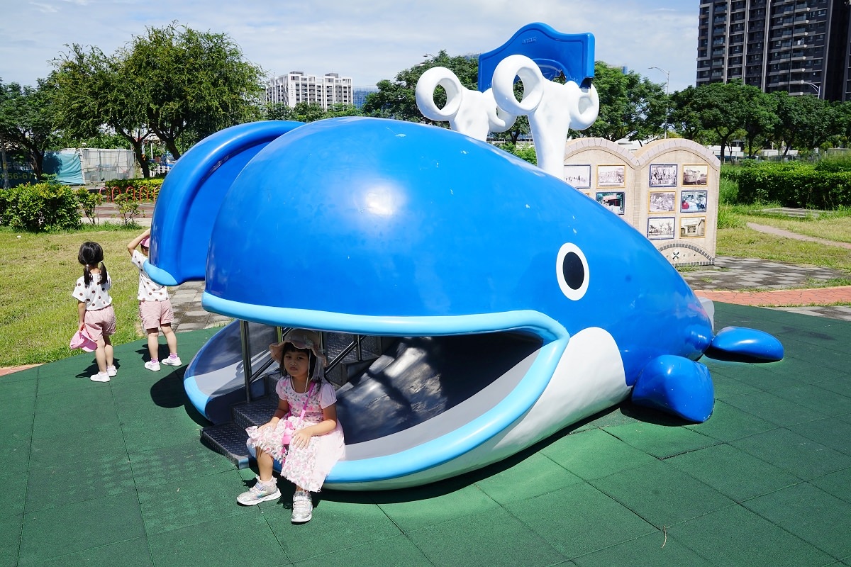 【台中梧棲兒童公園推薦】台中海線免費景點好選擇 色彩繽紛小藍鯨溜滑梯/仙境之旅樹迷宮 頂魚寮公園