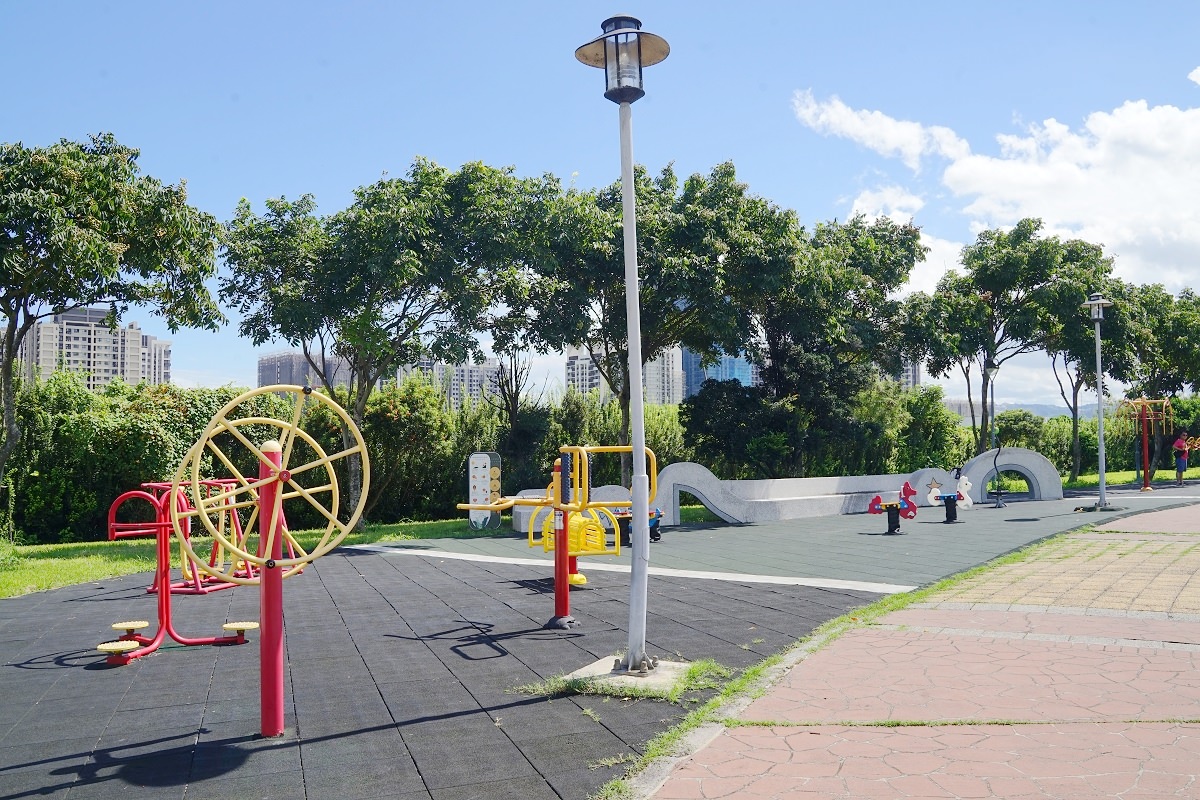 【台中梧棲兒童公園推薦】台中海線免費景點好選擇 色彩繽紛小藍鯨溜滑梯/仙境之旅樹迷宮 頂魚寮公園