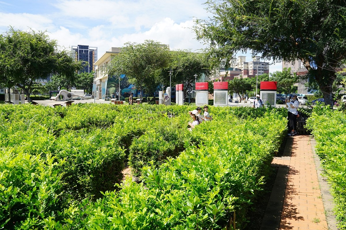【台中梧棲兒童公園推薦】台中海線免費景點好選擇 色彩繽紛小藍鯨溜滑梯/仙境之旅樹迷宮 頂魚寮公園