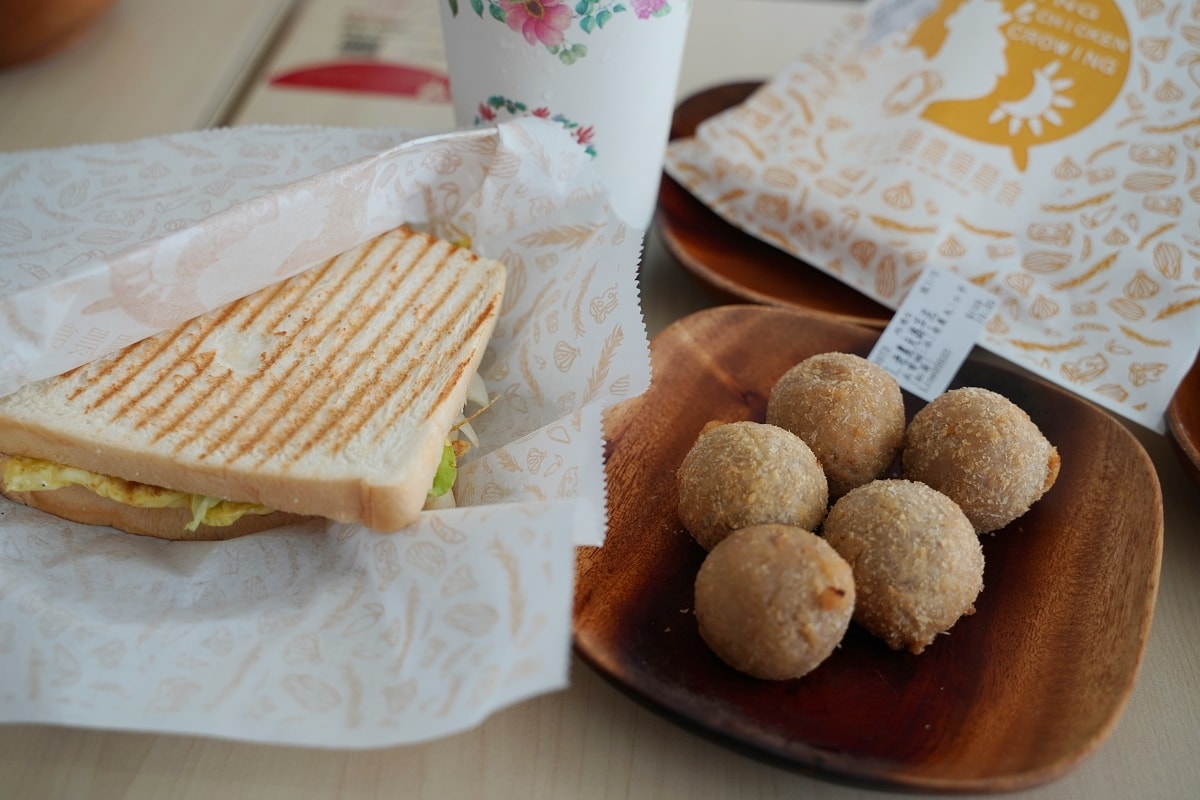 【內壢早午餐推薦】內壢復華街早午餐好選擇 美味必點熱炒烏冬麵/芋泥蛋黃 早安公雞農場晨食內壢店