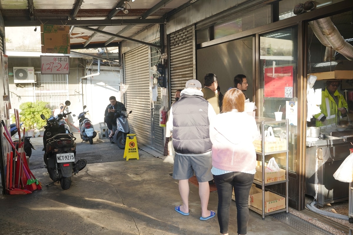 【桃園龍岡早餐推薦】忠貞市場無招牌在地米干老店 辣油+超嫩蛋花美味必點 大鬍子米干 - 第2張圖 【桃園龍岡早餐推薦】忠貞市場無招牌在地米干老店 辣油+超嫩蛋花美味必點 大鬍子米干