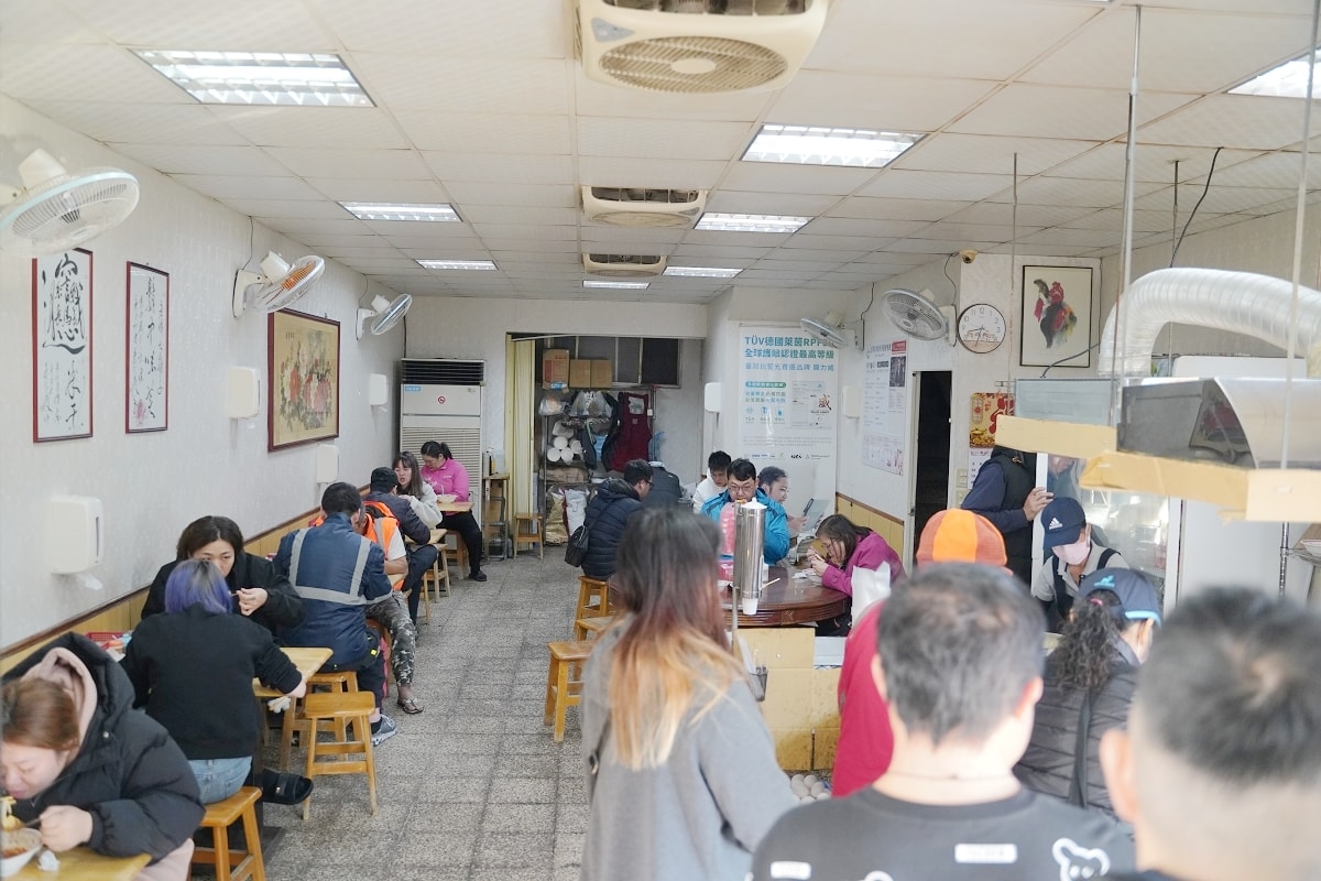 【桃園龍岡早餐推薦】忠貞市場無招牌在地米干老店 辣油+超嫩蛋花美味必點 大鬍子米干 - 第5張圖 【桃園龍岡早餐推薦】忠貞市場無招牌在地米干老店 辣油+超嫩蛋花美味必點 大鬍子米干