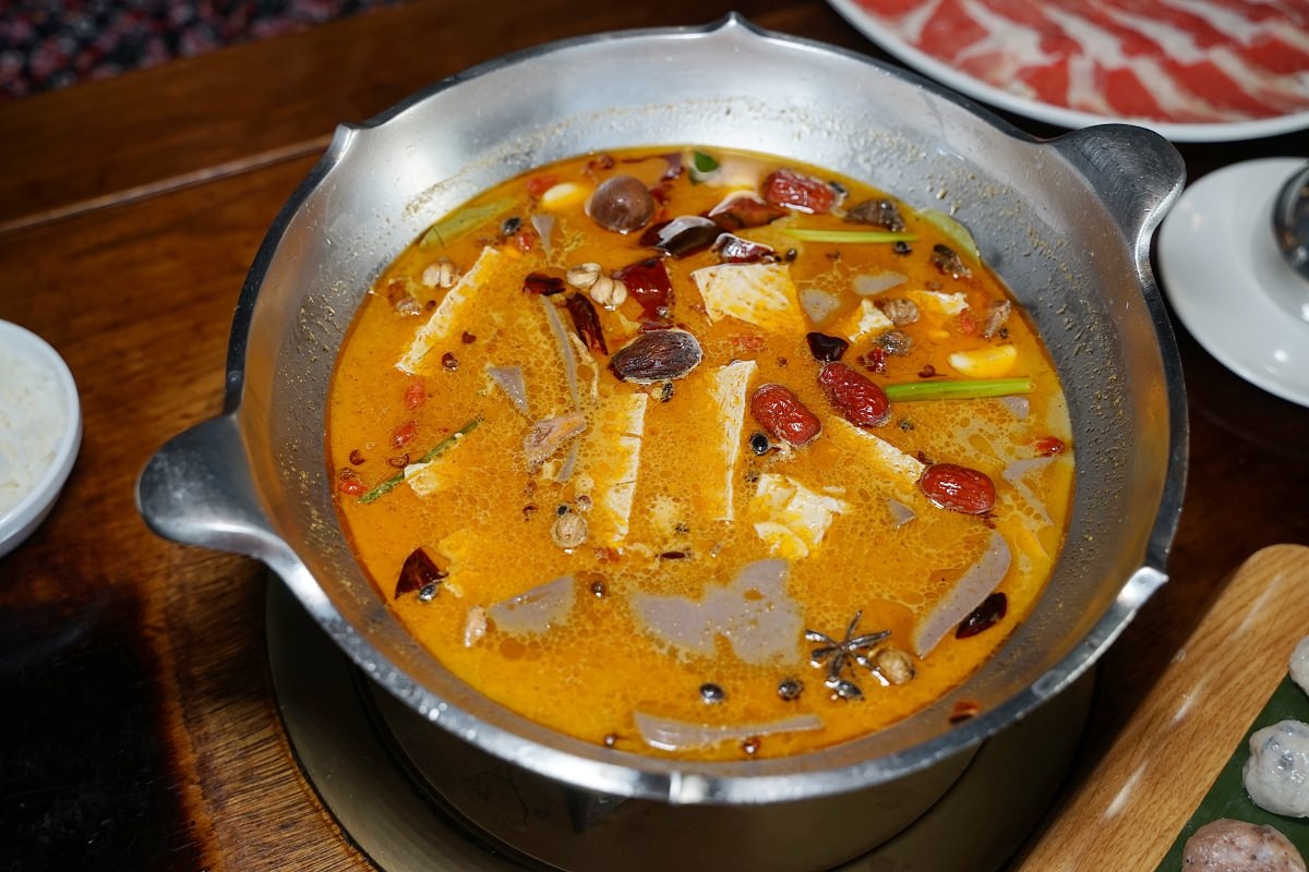 【台中南屯火鍋推薦】特色麵包豆腐無限量供應 台中宵夜深夜食堂好去處 無老鍋公益店
