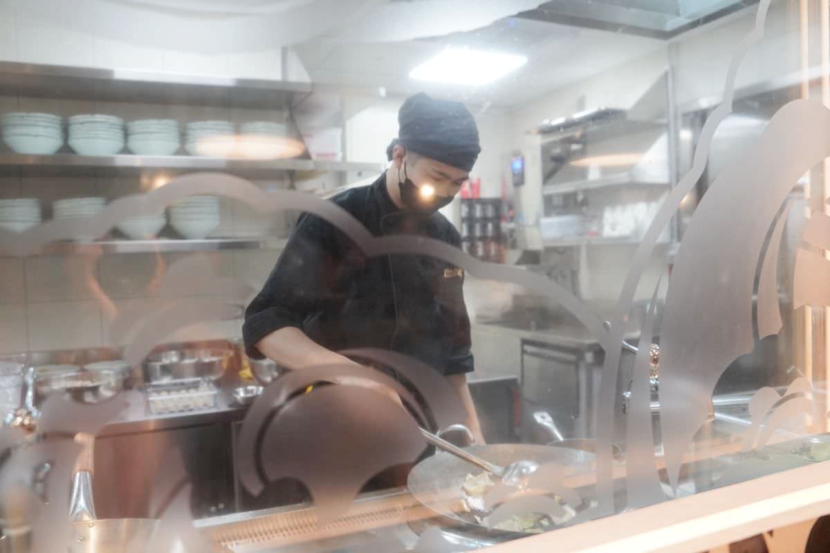 【台北微風南山美食推薦】新加坡「樂蝦拉麵」登台 全台第一家有「鑊氣」蝦湯拉麵 老虎蝦整尾烘烤研磨蝦味三重奏 12/15微風南山B2開賣首五日買一送一 - 第4張圖 【台北微風南山美食推薦】新加坡「樂蝦拉麵」登台 全台第一家有「鑊氣」蝦湯拉麵 老虎蝦整尾烘烤研磨蝦味三重奏 12/15微風南山B2開賣首五日買一送一
