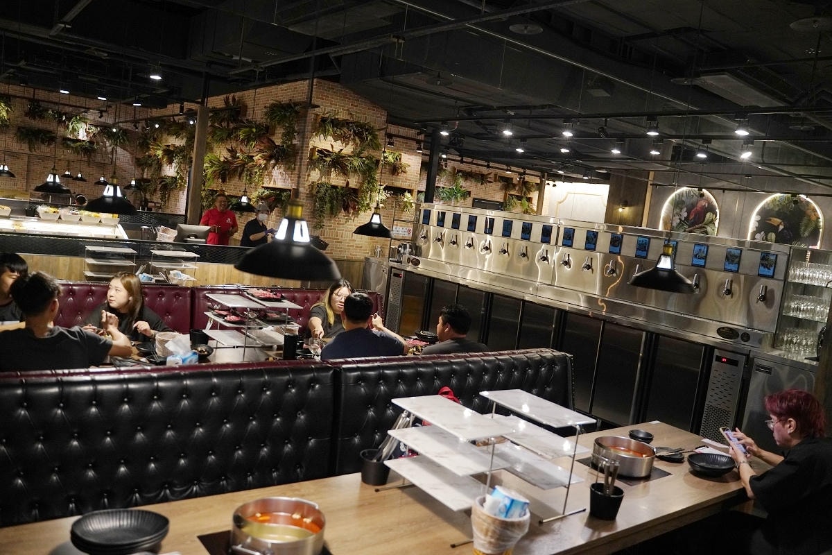 【新馬辣經典麻辣鍋桃園大江店】大江購物中心吃到飽餐廳推薦 6公尺酒牆16款潮酒無限喝到飽