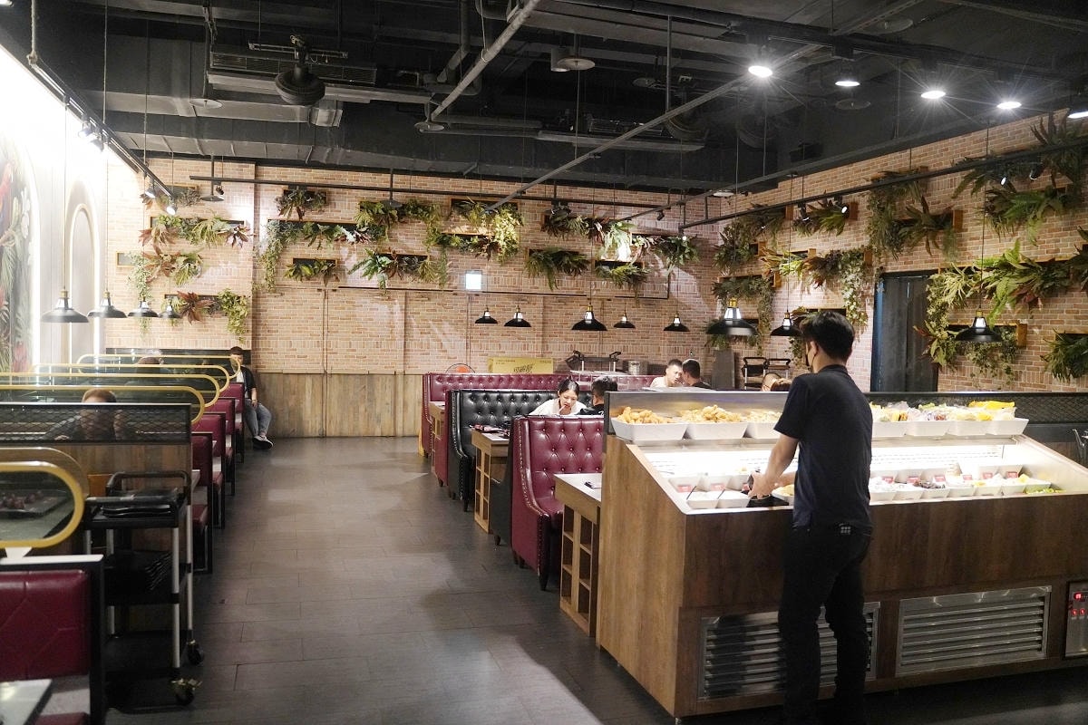 【新馬辣經典麻辣鍋桃園大江店】大江購物中心吃到飽餐廳推薦 6公尺酒牆16款潮酒無限喝到飽