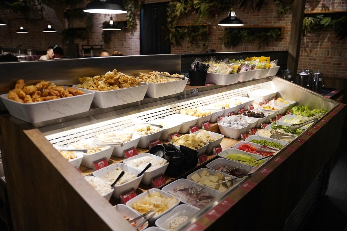 【新馬辣經典麻辣鍋桃園大江店】大江購物中心吃到飽餐廳推薦 6公尺酒牆16款潮酒無限喝到飽