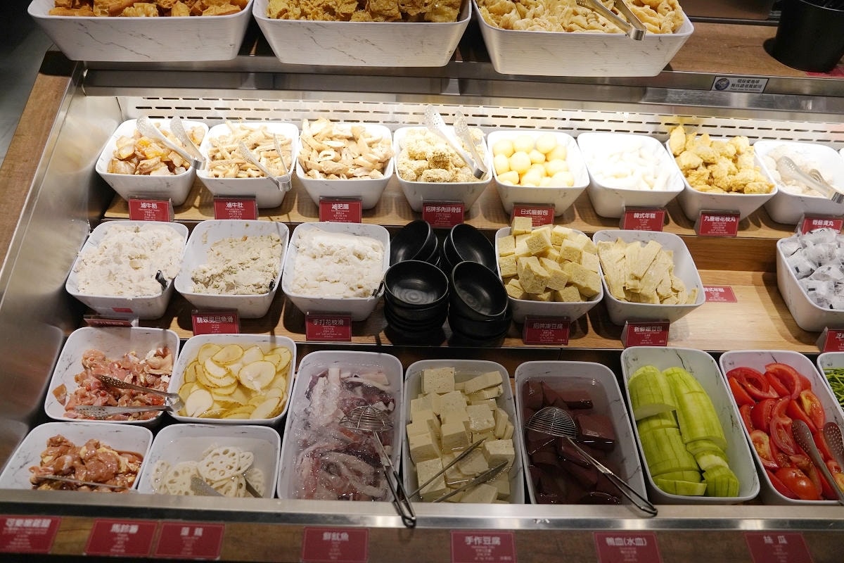 【新馬辣經典麻辣鍋桃園大江店】大江購物中心吃到飽餐廳推薦 6公尺酒牆16款潮酒無限喝到飽