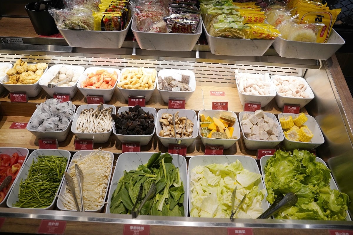 【新馬辣經典麻辣鍋桃園大江店】大江購物中心吃到飽餐廳推薦 6公尺酒牆16款潮酒無限喝到飽
