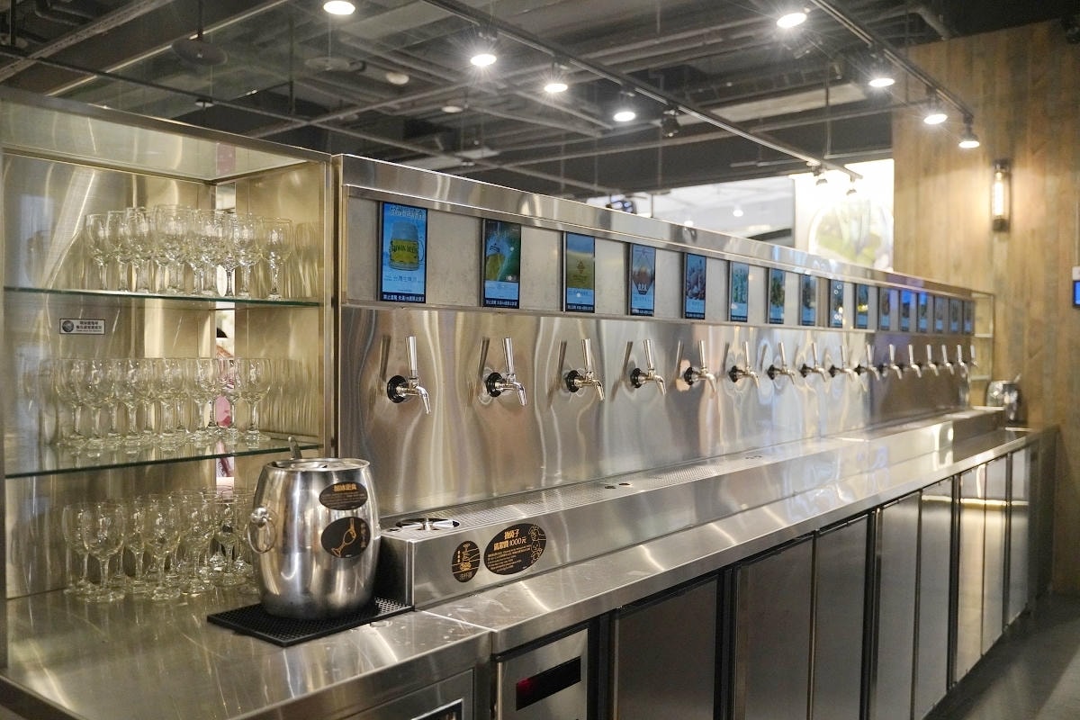 【新馬辣經典麻辣鍋桃園大江店】大江購物中心吃到飽餐廳推薦 6公尺酒牆16款潮酒無限喝到飽