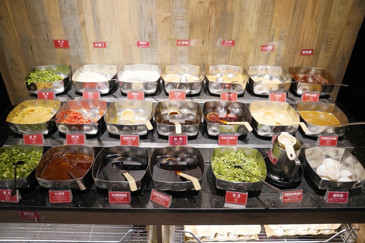 【新馬辣經典麻辣鍋桃園大江店】大江購物中心吃到飽餐廳推薦 6公尺酒牆16款潮酒無限喝到飽
