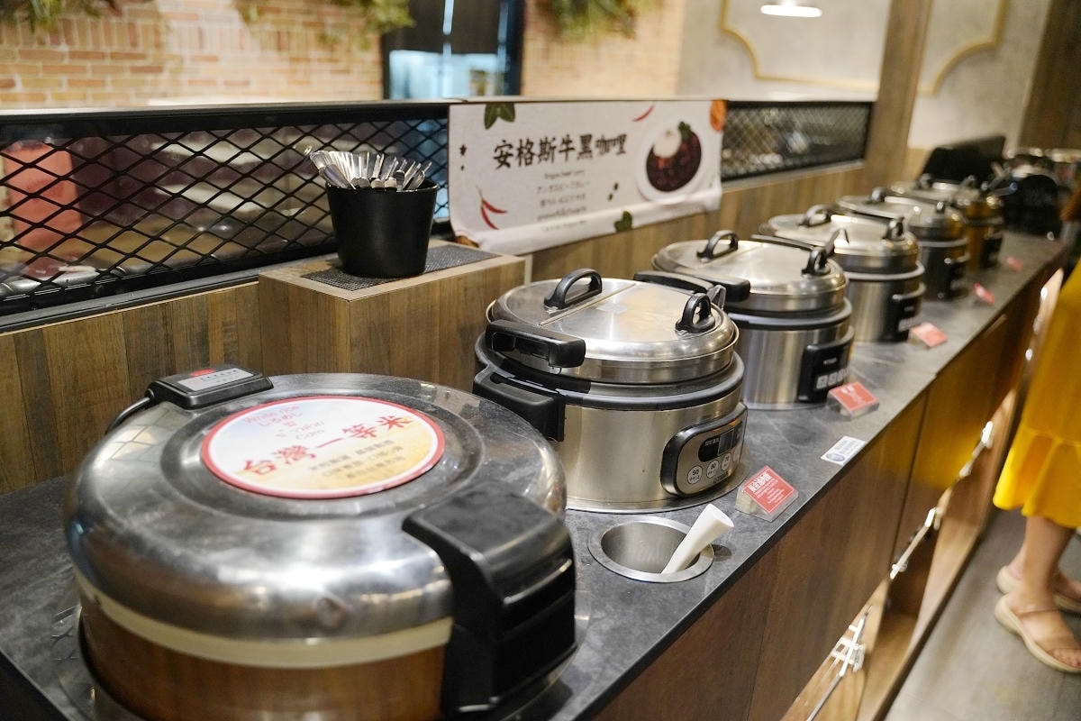 【新馬辣經典麻辣鍋桃園大江店】大江購物中心吃到飽餐廳推薦 6公尺酒牆16款潮酒無限喝到飽