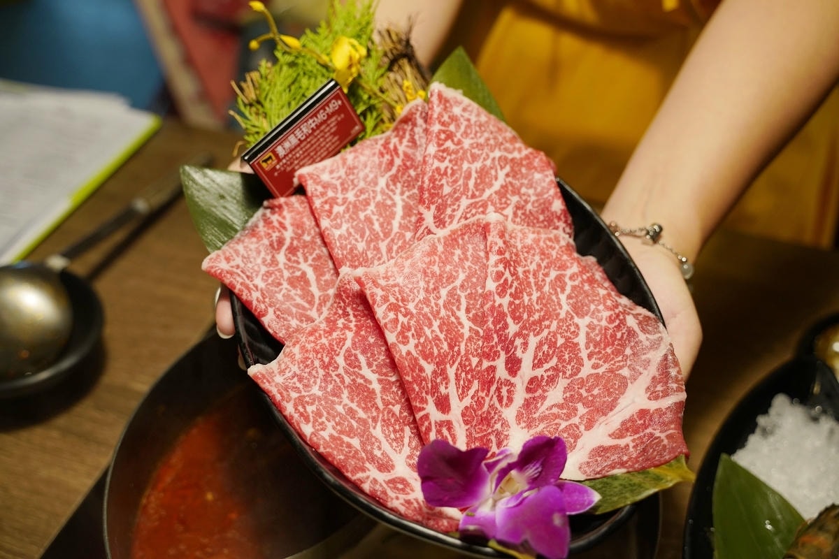 【新馬辣經典麻辣鍋桃園大江店】大江購物中心吃到飽餐廳推薦 6公尺酒牆16款潮酒無限喝到飽