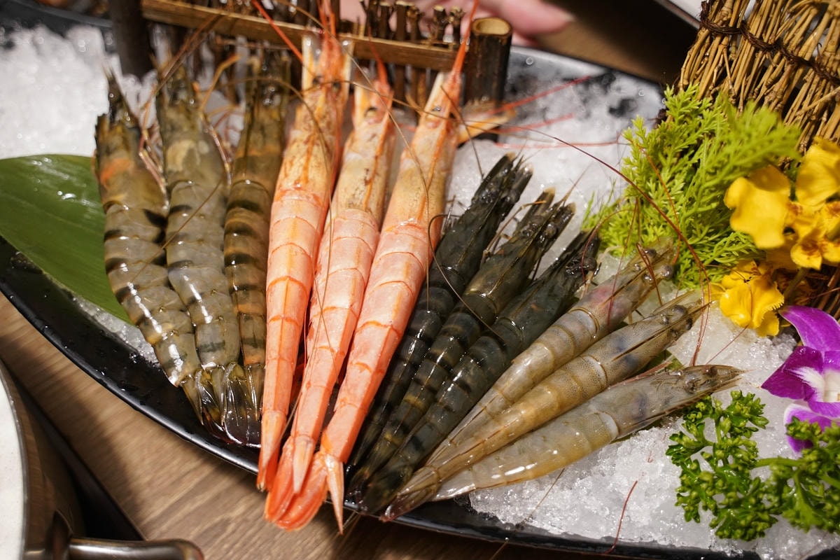 【新馬辣經典麻辣鍋桃園大江店】大江購物中心吃到飽餐廳推薦 6公尺酒牆16款潮酒無限喝到飽