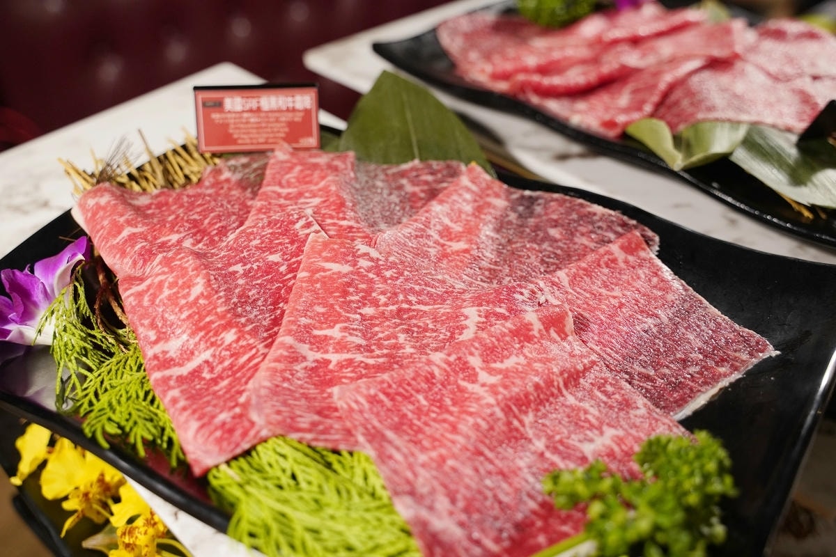 【新馬辣經典麻辣鍋桃園大江店】大江購物中心吃到飽餐廳推薦 6公尺酒牆16款潮酒無限喝到飽
