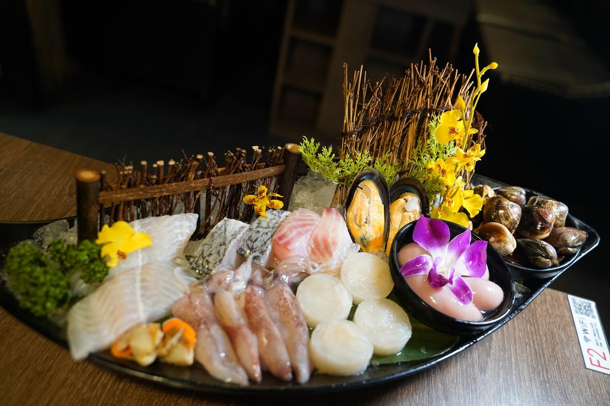 【新馬辣經典麻辣鍋桃園大江店】大江購物中心吃到飽餐廳推薦 6公尺酒牆16款潮酒無限喝到飽