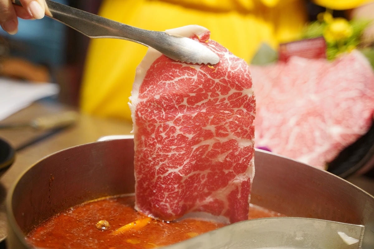 【新馬辣經典麻辣鍋桃園大江店】大江購物中心吃到飽餐廳推薦 6公尺酒牆16款潮酒無限喝到飽