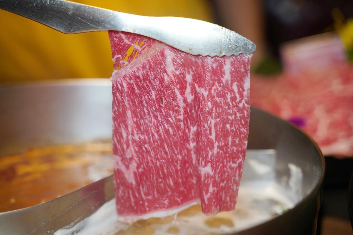 【新馬辣經典麻辣鍋桃園大江店】大江購物中心吃到飽餐廳推薦 6公尺酒牆16款潮酒無限喝到飽