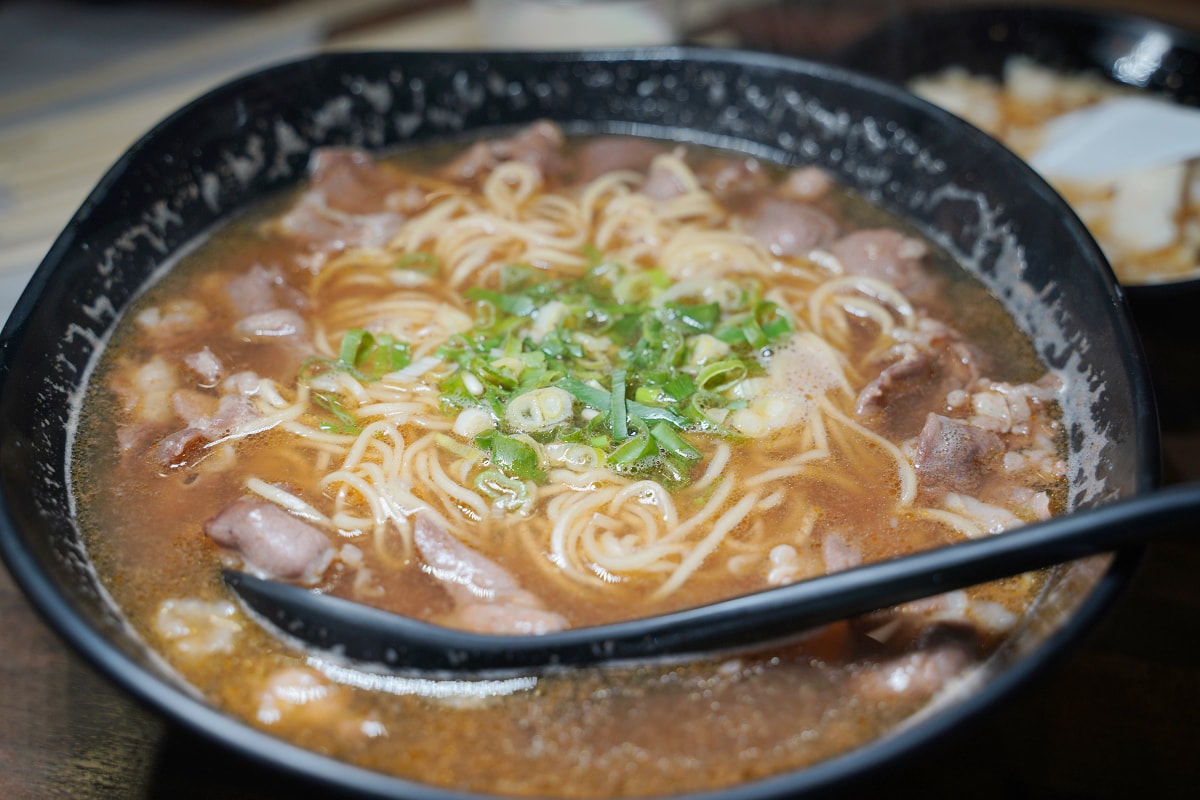 【麵享享牛肉麵/豚骨拉麵中原店】中原大學商圈平價美食小吃好選擇 內用豆花/豆漿飲料無限量供應