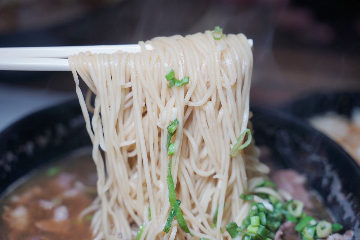 【麵享享牛肉麵/豚骨拉麵中原店】中原大學商圈平價美食小吃好選擇 內用豆花/豆漿飲料無限量供應