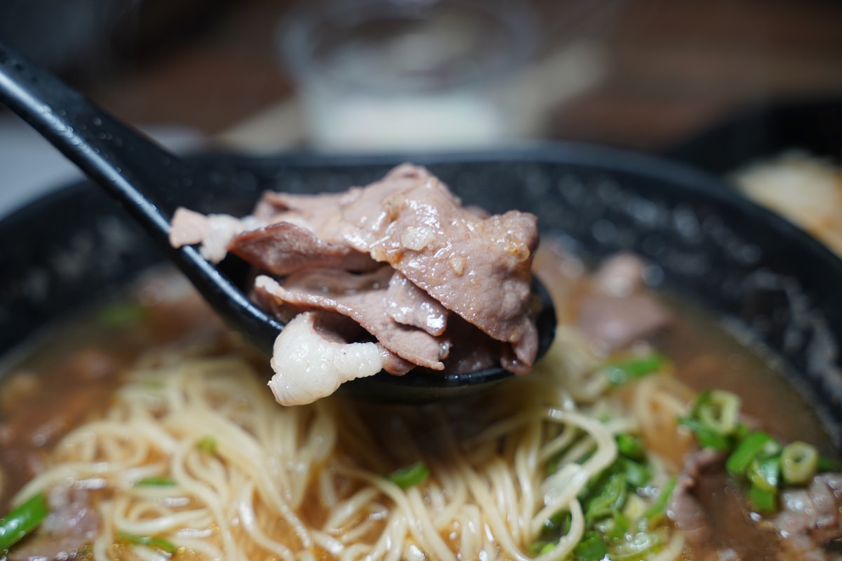 【麵享享牛肉麵/豚骨拉麵中原店】中原大學商圈平價美食小吃好選擇 內用豆花/豆漿飲料無限量供應