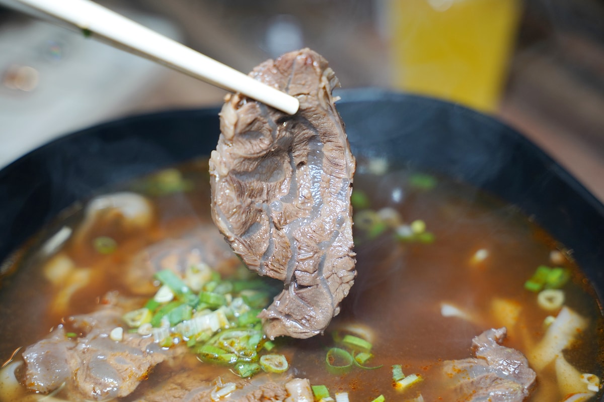 【麵享享牛肉麵/豚骨拉麵中原店】中原大學商圈平價美食小吃好選擇 內用豆花/豆漿飲料無限量供應