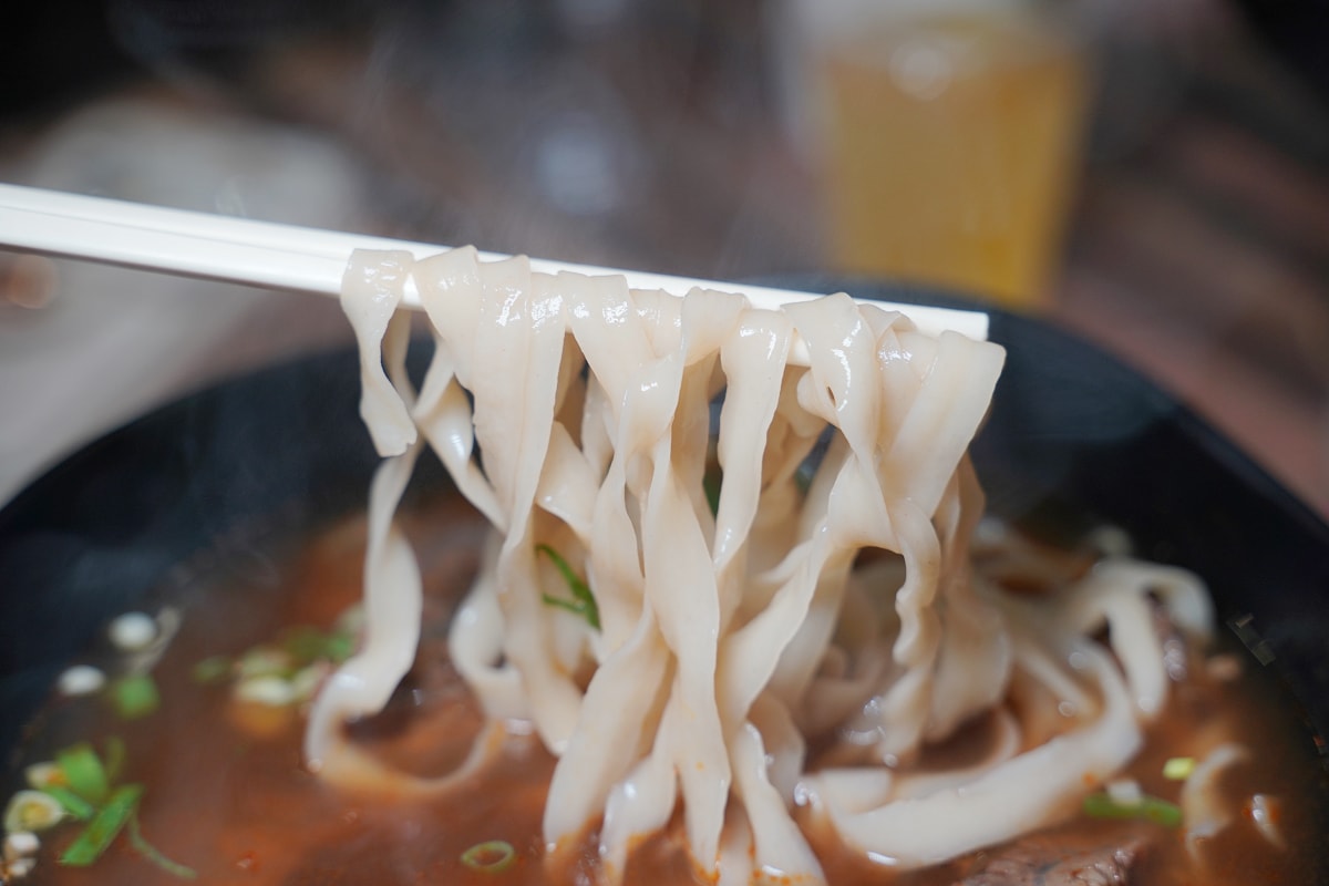 【麵享享牛肉麵/豚骨拉麵中原店】中原大學商圈平價美食小吃好選擇 內用豆花/豆漿飲料無限量供應