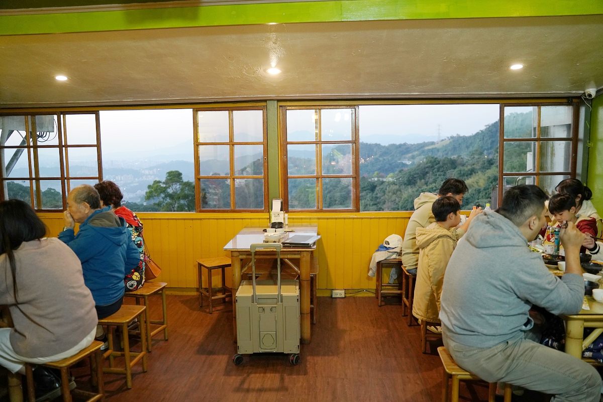 【貓空美食餐廳推薦】貓空夜景餐廳好選擇 美味必點茶油麵線/清川觀音蝦/觀音棒棒雞湯 貓空四哥的店 - 第2張圖 【貓空美食餐廳推薦】貓空夜景餐廳好選擇 美味必點茶油麵線/清川觀音蝦/觀音棒棒雞湯 貓空四哥的店