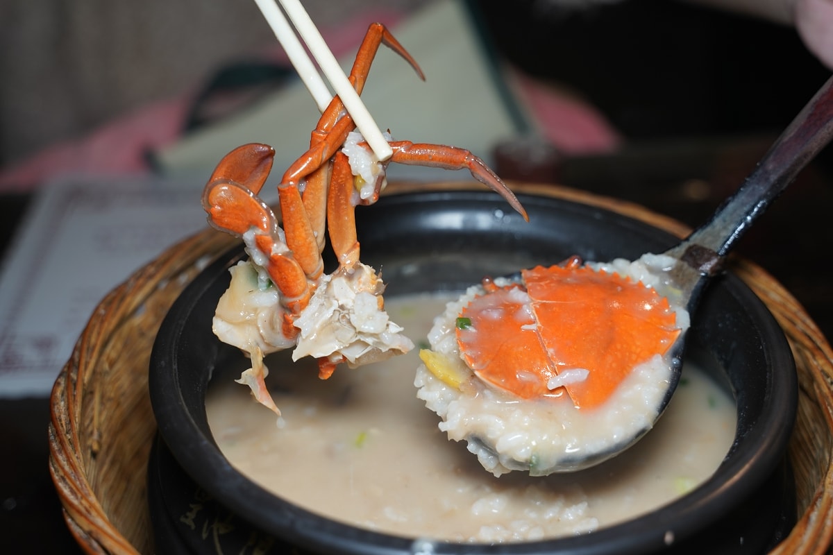 【台北行義路溫泉區美食推薦】美味必點紅蟳砂鍋粥 用餐低消400元送大眾湯券 皇池溫泉御膳館