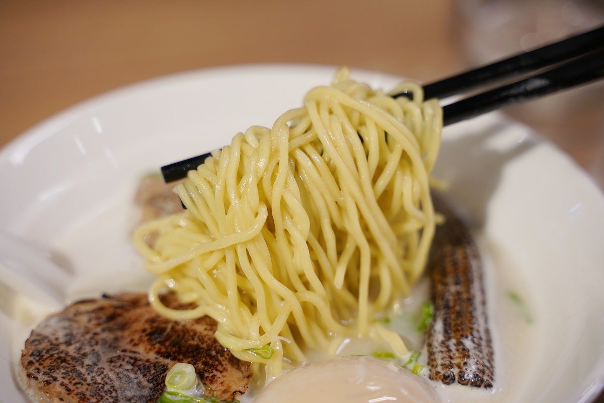 【內壢拉麵推薦】鹽味豚骨叉燒拉麵湯頭口感綿密 叉燒飯/唐揚雞美味必點 我孫子Abiko拉麵