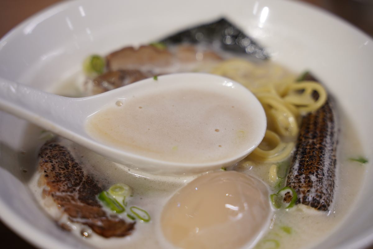 【內壢拉麵推薦】鹽味豚骨叉燒拉麵湯頭口感綿密 叉燒飯/唐揚雞美味必點 我孫子Abiko拉麵