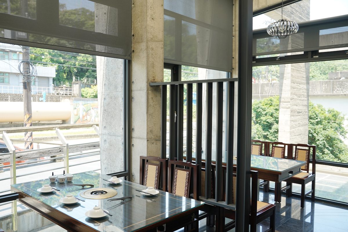 【龍潭麻辣火鍋推薦】三坑老街美食餐廳好選擇 真材實料鴛鴦鍋聚餐首選 華川宴麻辣鴛鴦火鍋龍潭三坑店