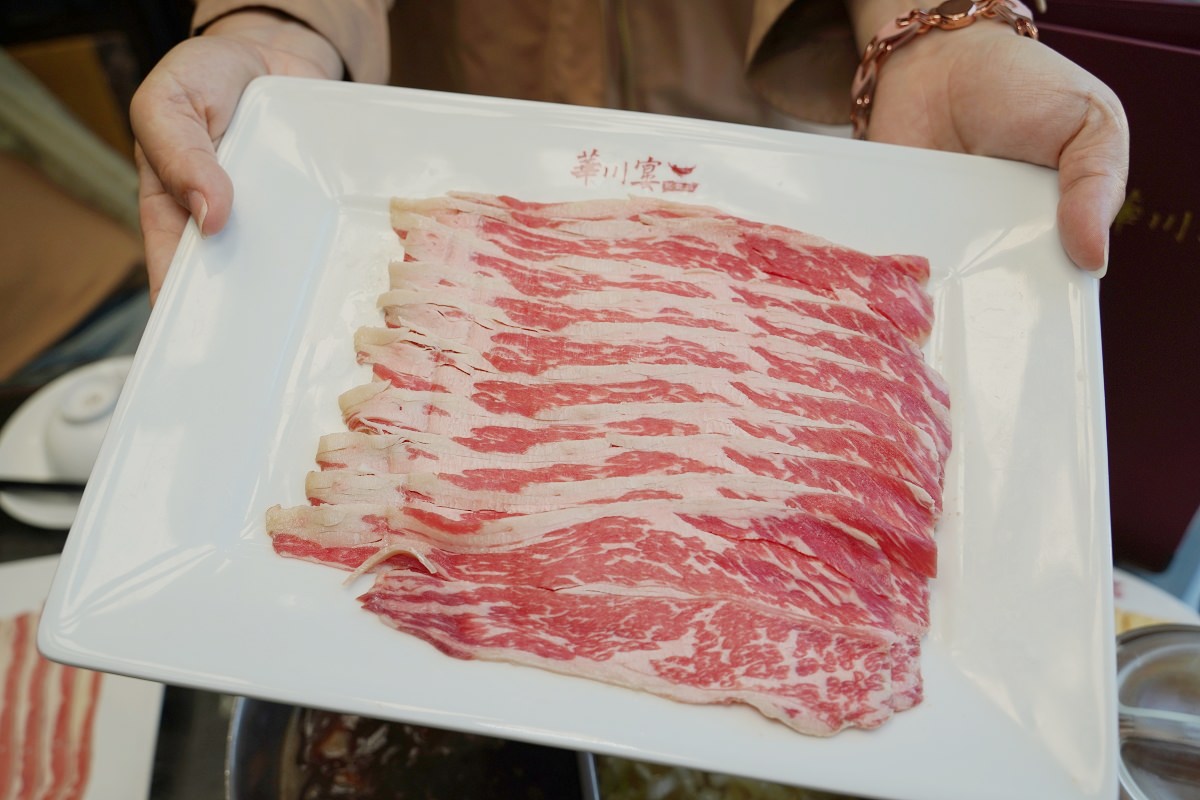 【龍潭麻辣火鍋推薦】三坑老街美食餐廳好選擇 真材實料鴛鴦鍋聚餐首選 華川宴麻辣鴛鴦火鍋龍潭三坑店
