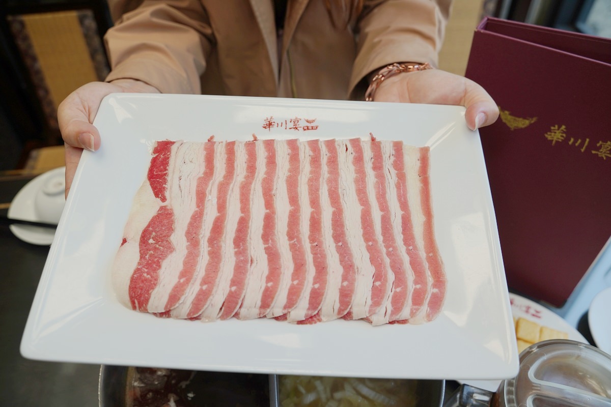 【龍潭麻辣火鍋推薦】三坑老街美食餐廳好選擇 真材實料鴛鴦鍋聚餐首選 華川宴麻辣鴛鴦火鍋龍潭三坑店
