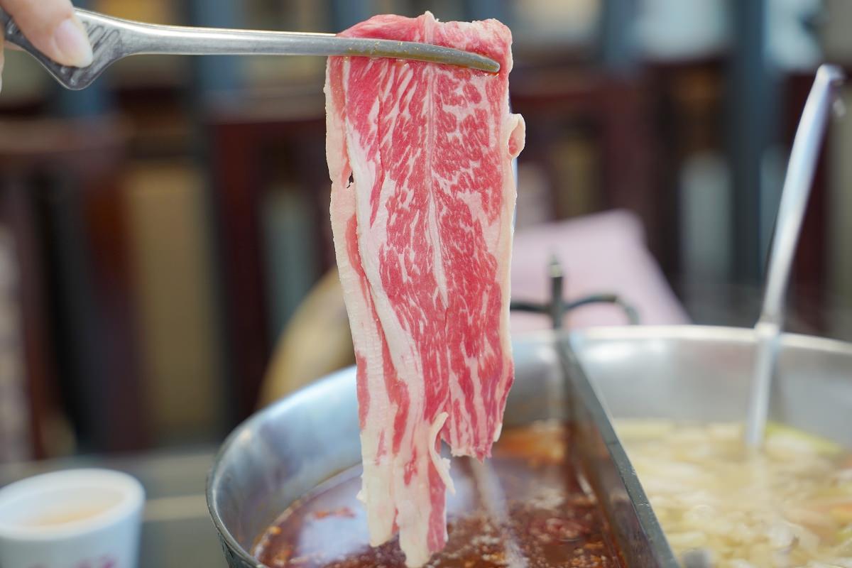 【龍潭麻辣火鍋推薦】三坑老街美食餐廳好選擇 真材實料鴛鴦鍋聚餐首選 華川宴麻辣鴛鴦火鍋龍潭三坑店