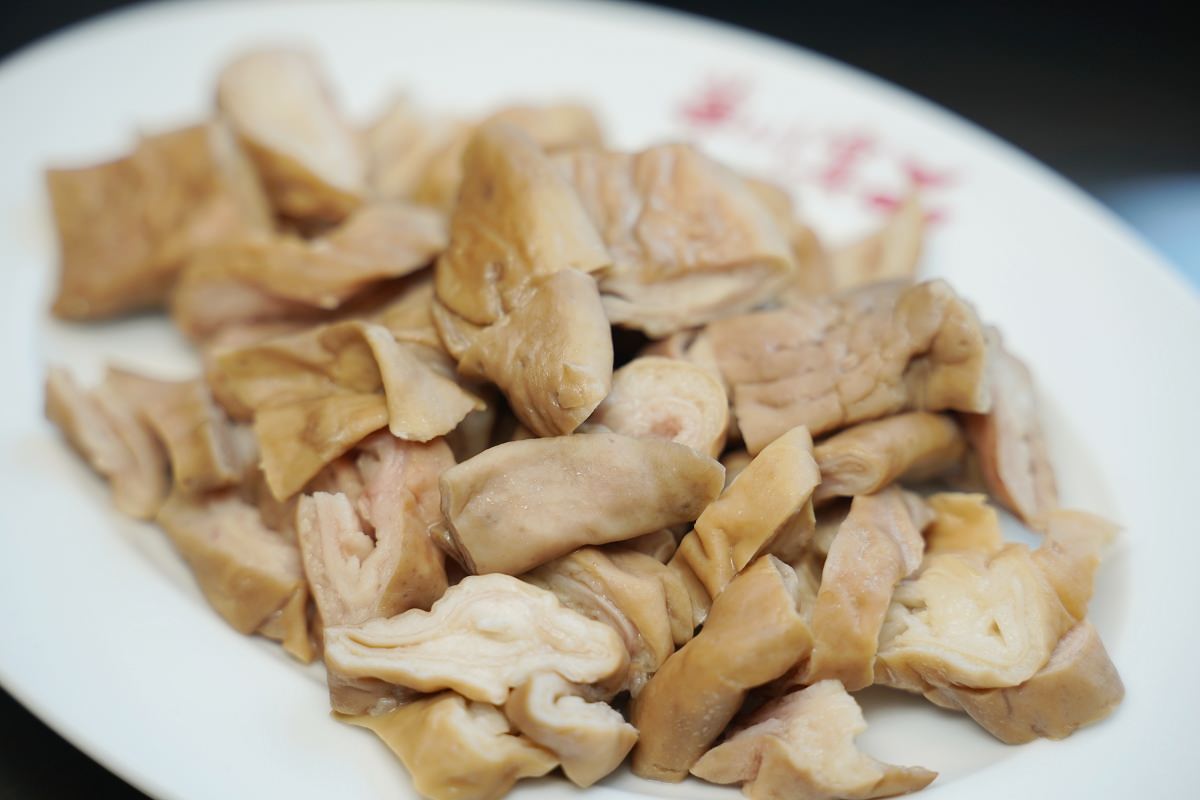 【龍潭麻辣火鍋推薦】三坑老街美食餐廳好選擇 真材實料鴛鴦鍋聚餐首選 華川宴麻辣鴛鴦火鍋龍潭三坑店