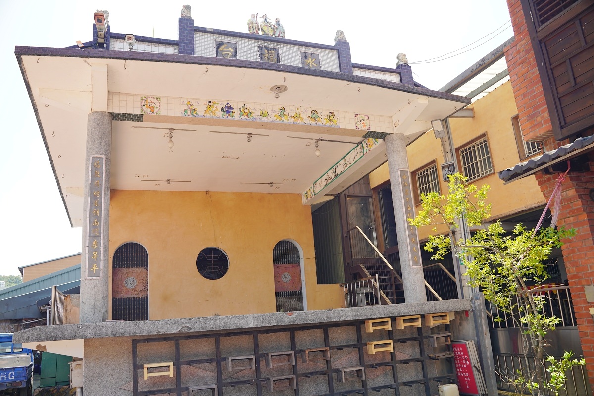 【龍潭麻辣火鍋推薦】三坑老街美食餐廳好選擇 真材實料鴛鴦鍋聚餐首選 華川宴麻辣鴛鴦火鍋龍潭三坑店