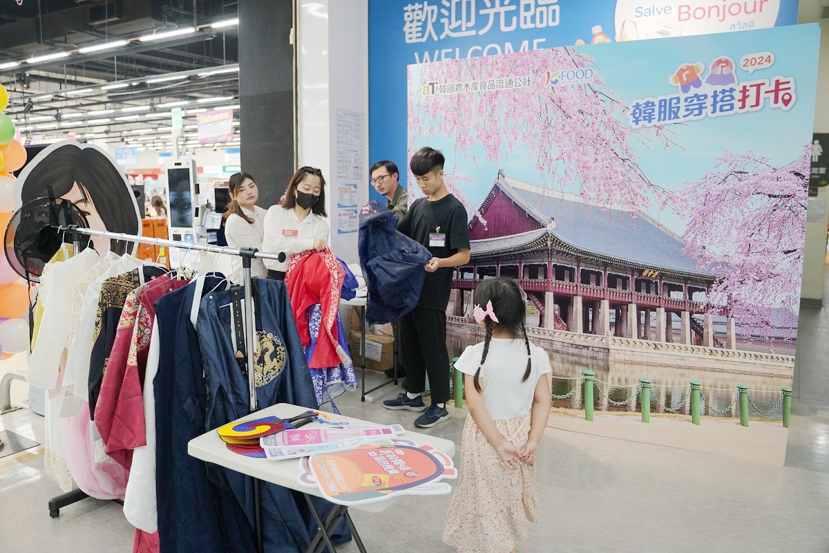 【家樂福韓國週】在家輕鬆享用韓國布帳馬車美食 超可愛PORORO見面會 韓國週商品消費滿額贈韓服穿搭