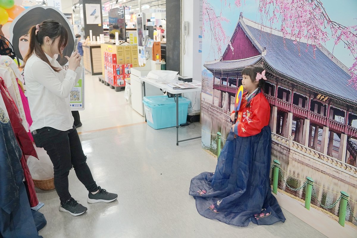 【家樂福韓國週】在家輕鬆享用韓國布帳馬車美食 超可愛PORORO見面會 韓國週商品消費滿額贈韓服穿搭